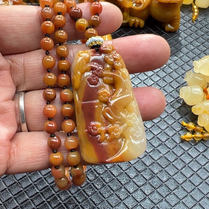 石英质玉（黄龙玉）颈饰未镶嵌
