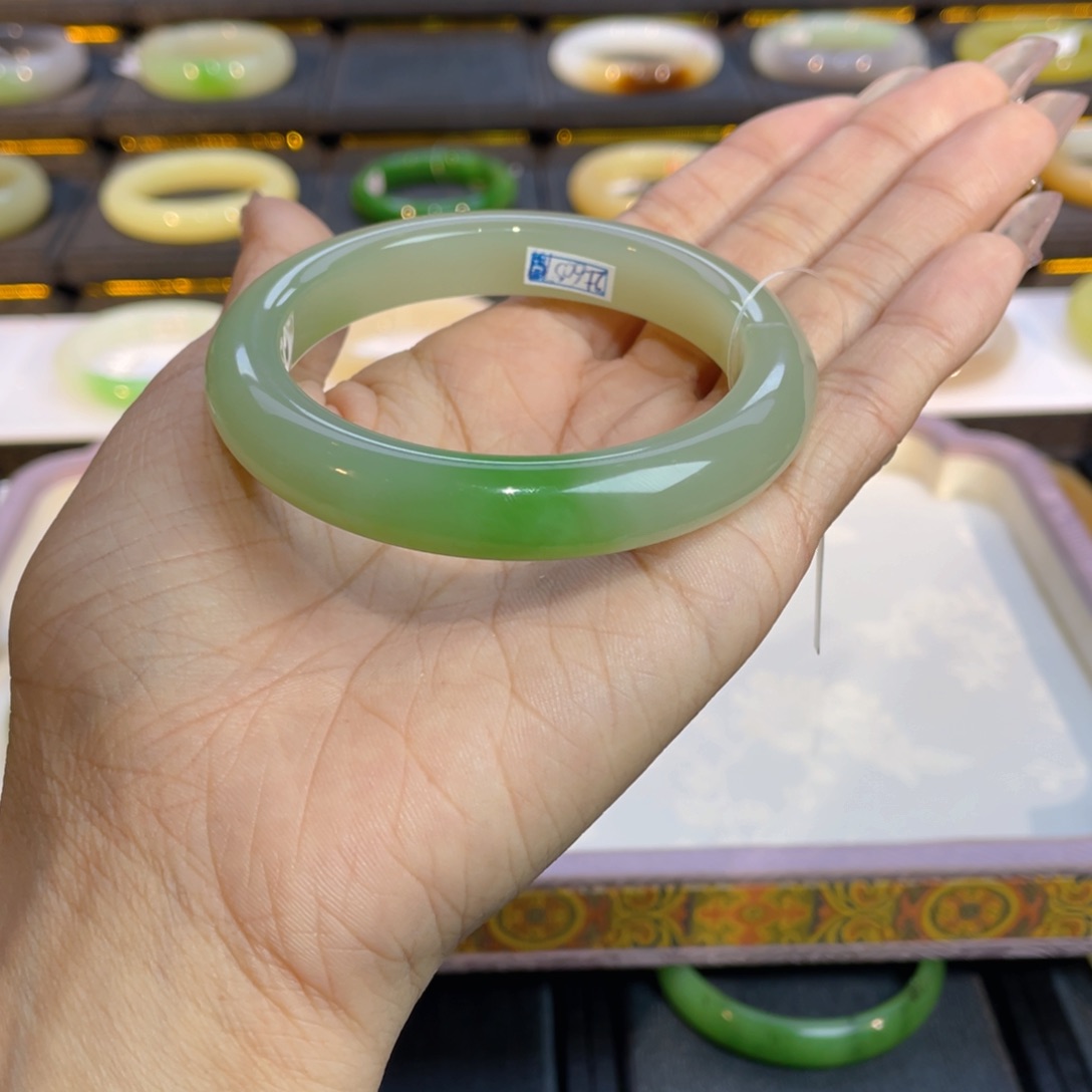 和田玉手镯未镶嵌阿****驴