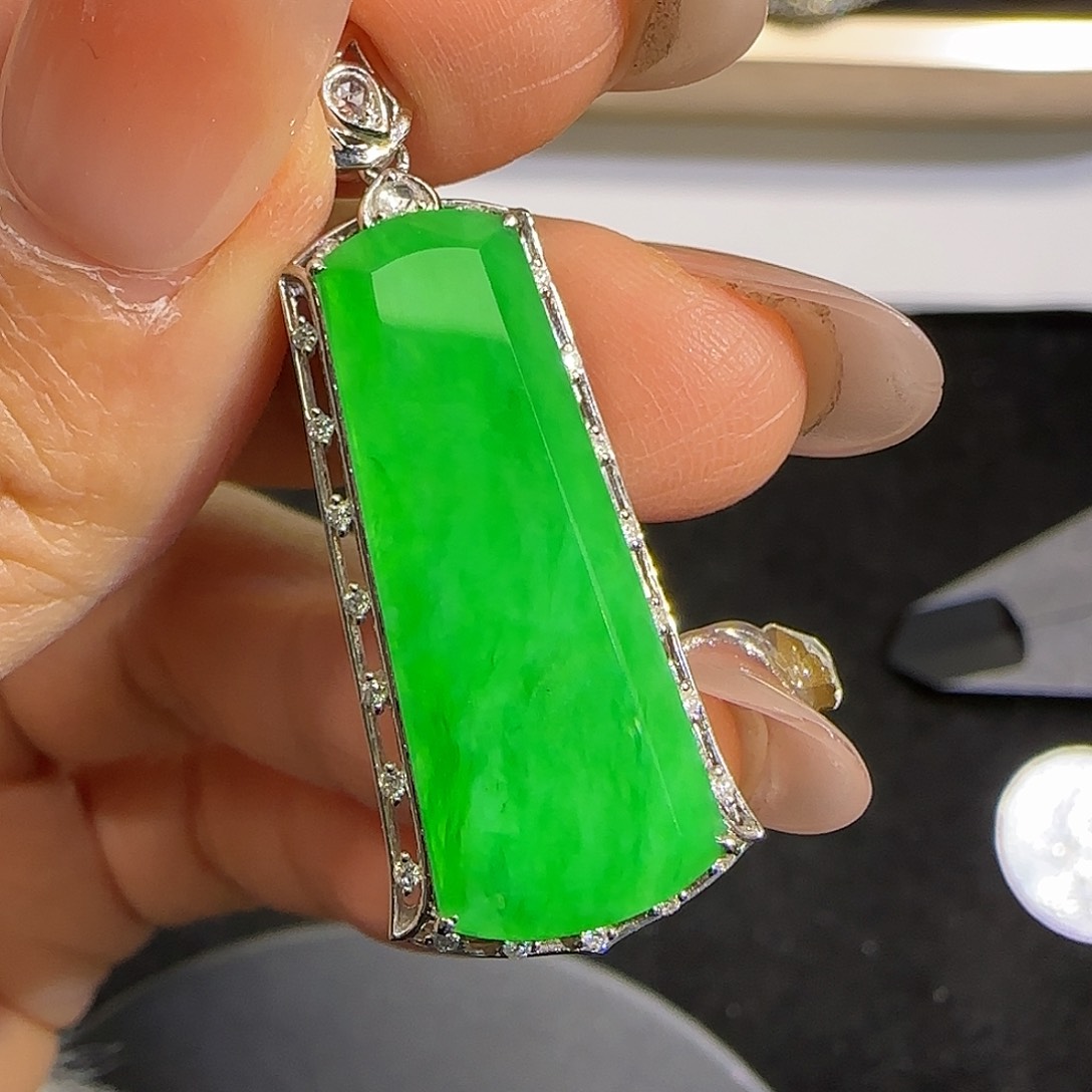 翡翠颈饰18K金镶嵌。