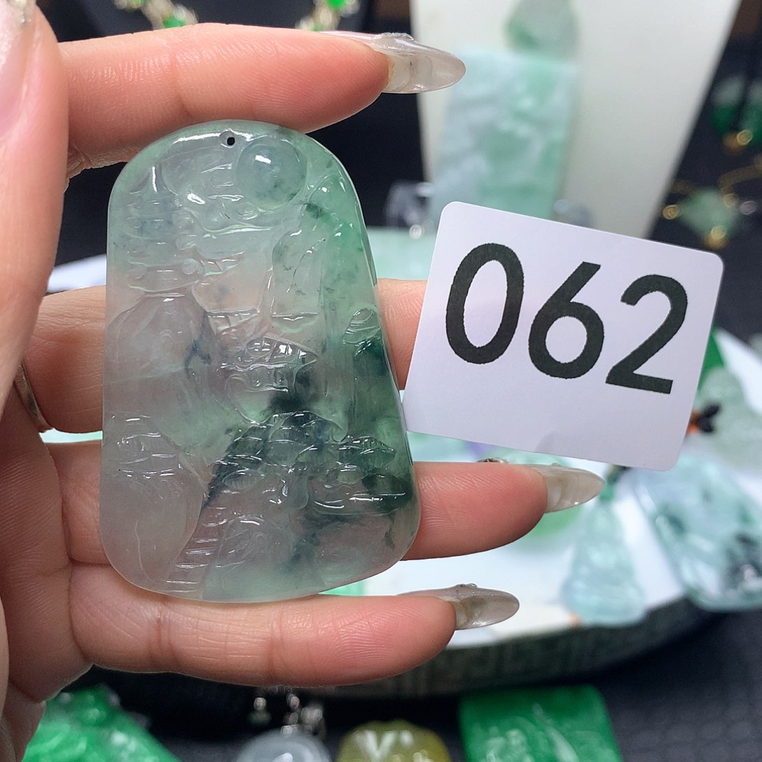 翡翠吊坠(赠链)未镶嵌