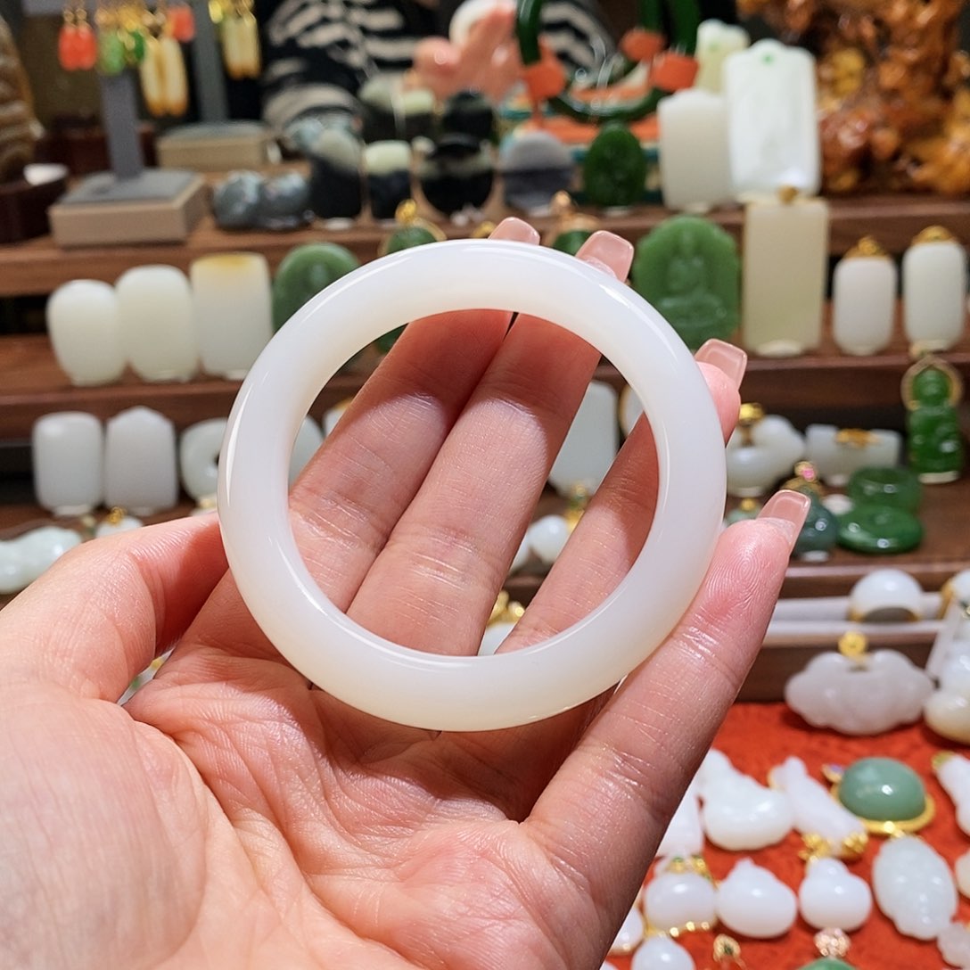 和田玉手镯未镶嵌大**到