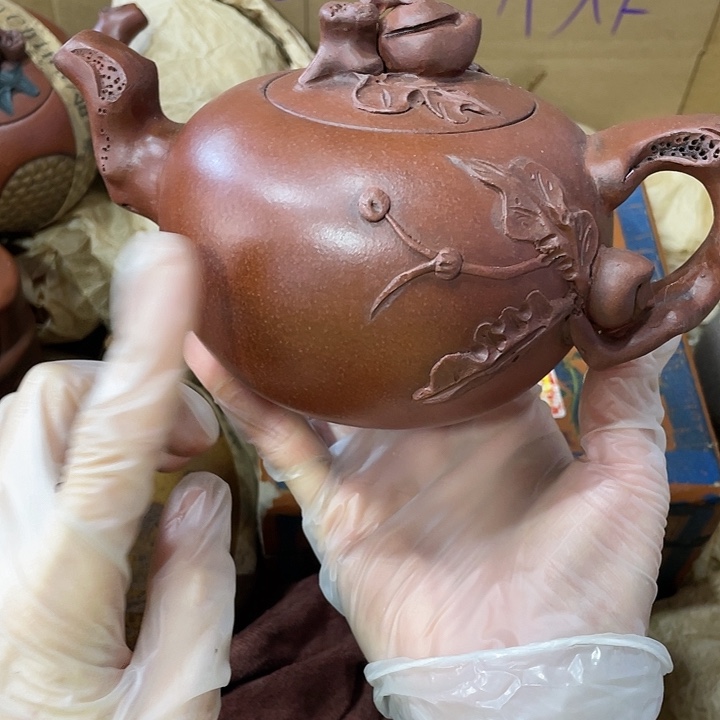 紫砂茶壶原矿泥料手工制作的一把紫砂壶。