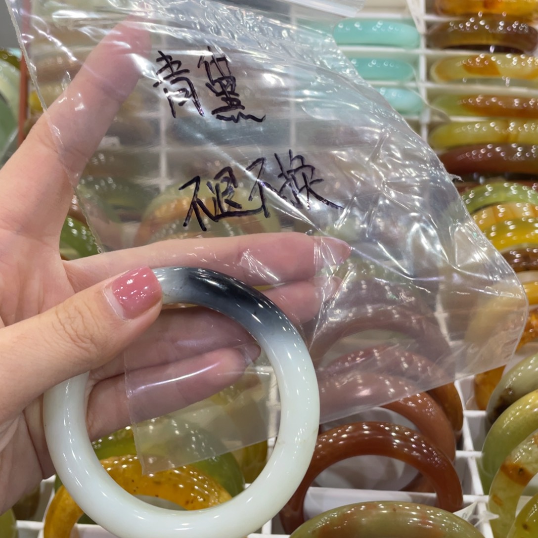 青***。蛇纹石玉未镶嵌手镯