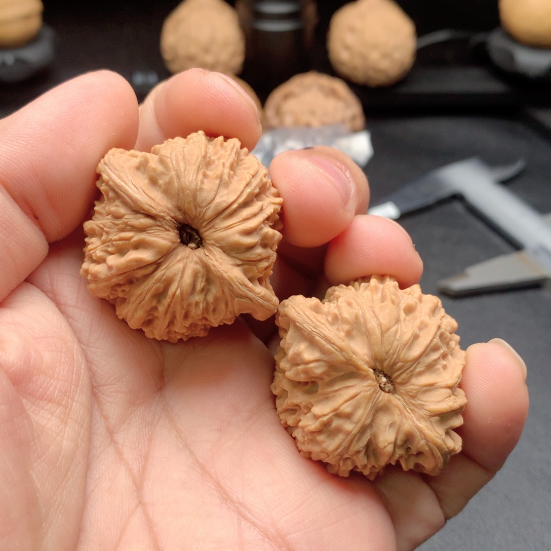 文玩核桃把件绣球（黄尖水尖）