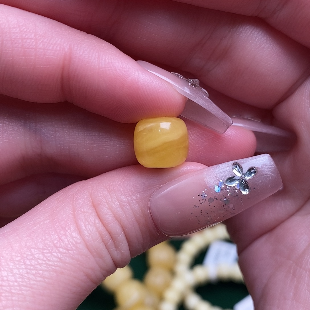 黑***长蜜蜡未镶嵌珠宝奇石