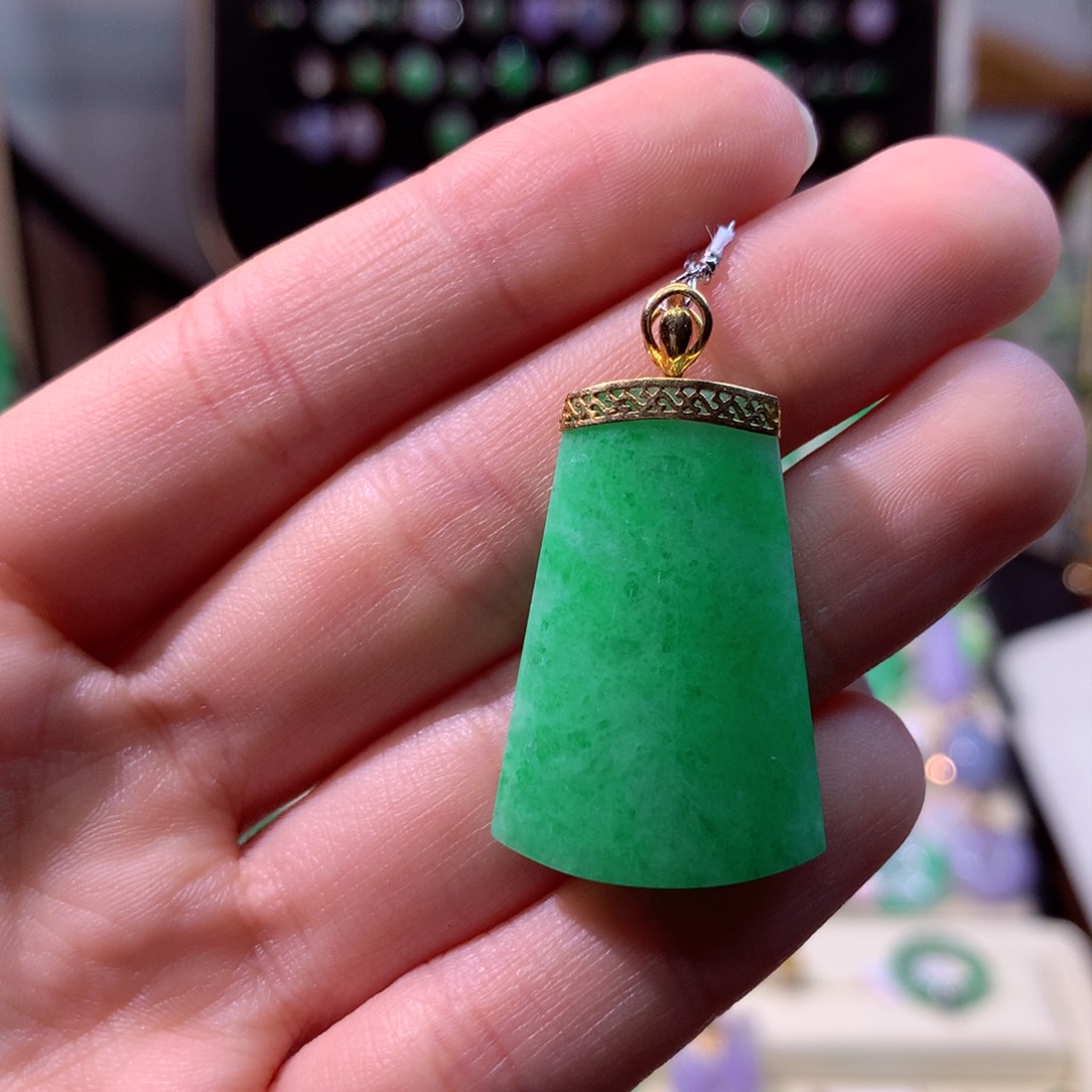 翡翠颈饰18K金镶嵌翡翠