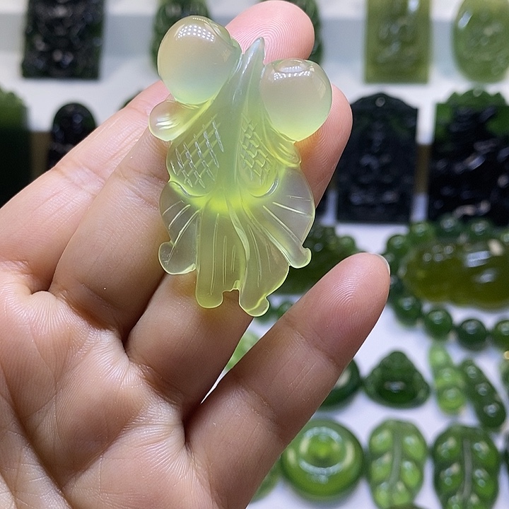 蛇纹石玉颈饰未镶嵌