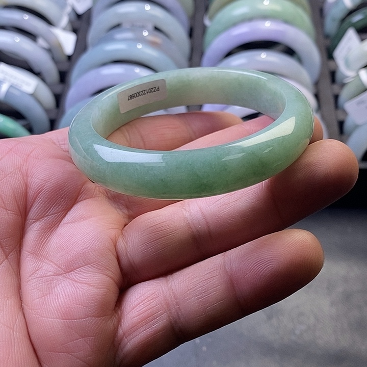 翡翠未镶嵌手镯3、正