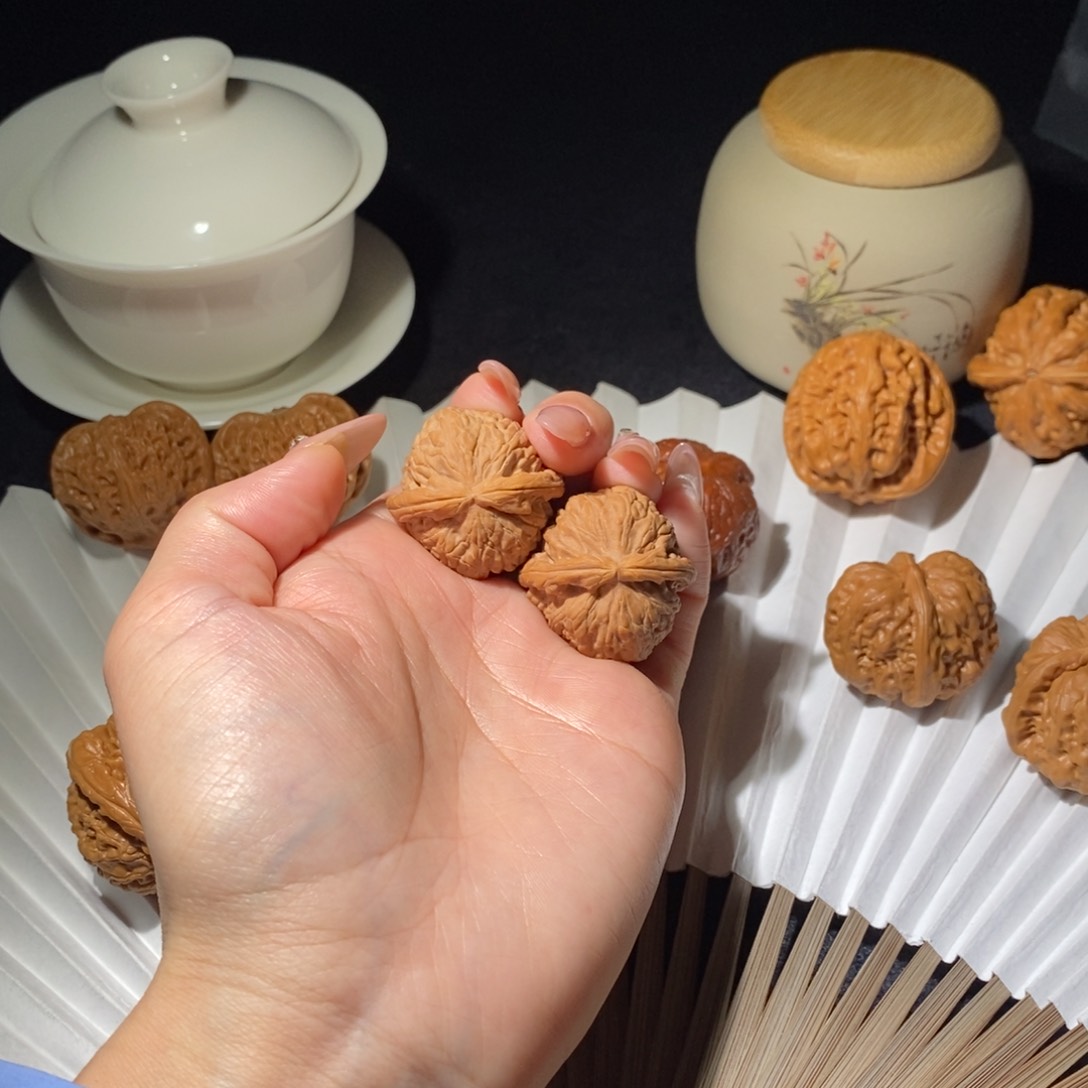 文玩核桃吊坠白狮子32