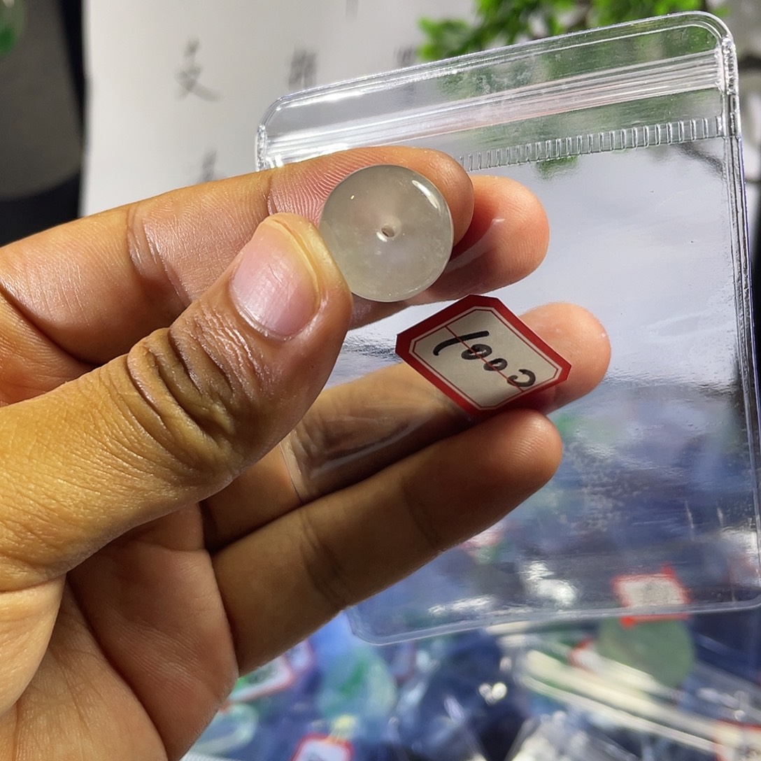 天然辰砂平安翡翠面包扣