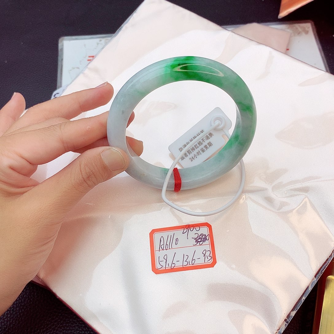 翡翠手镯未镶嵌翡翠