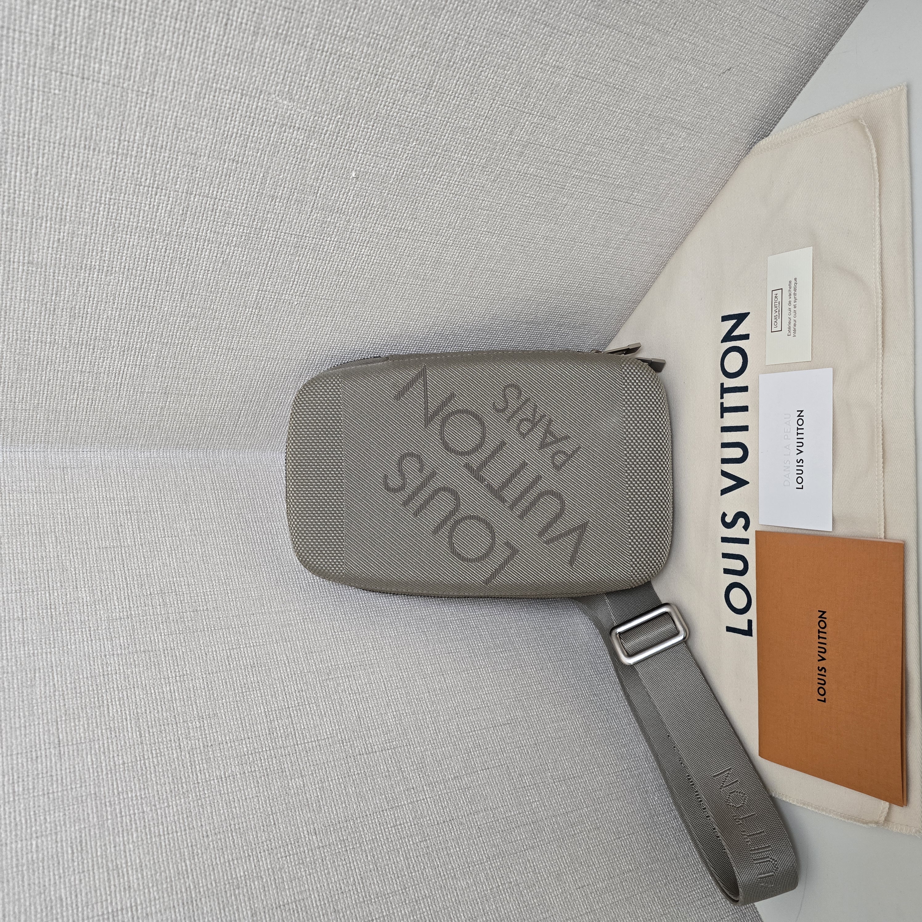 99新 LouisVuitton/路易威登 98新签名版限量胸包