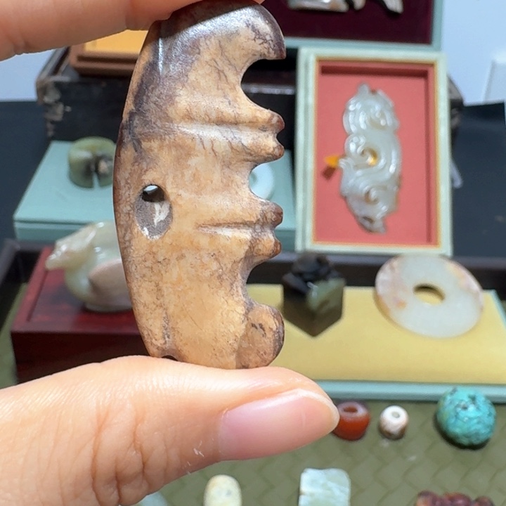 刘***，颈饰未镶嵌和田玉