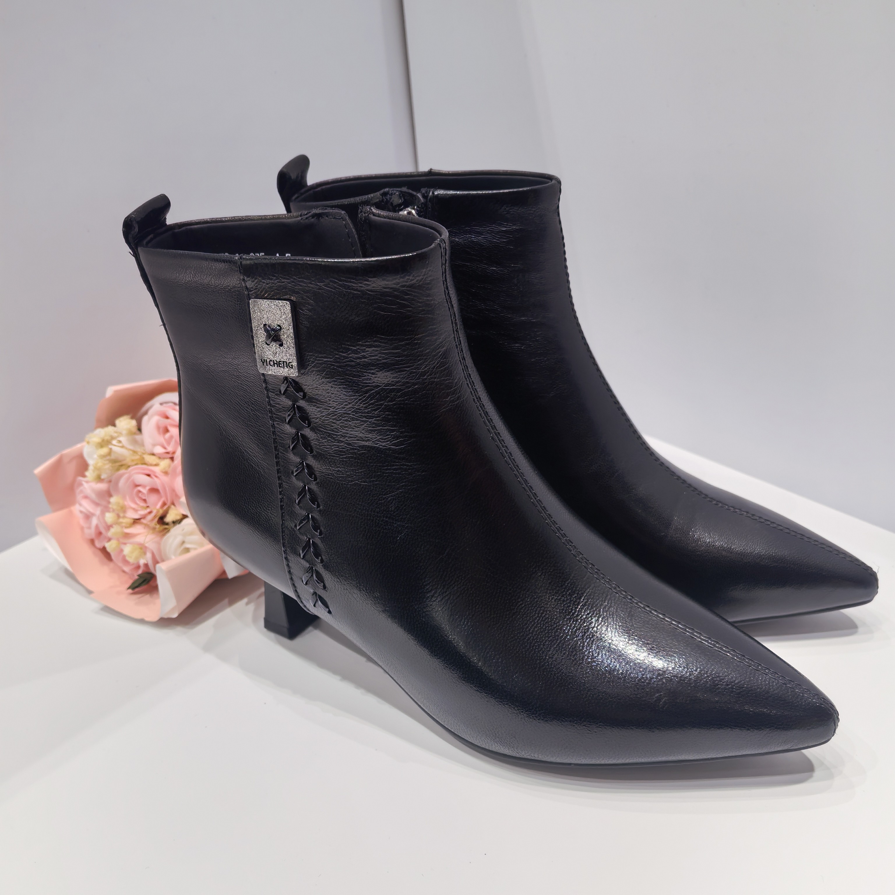 胎羊皮尖头细跟时尚秋冬加绒保暖百搭女款短靴