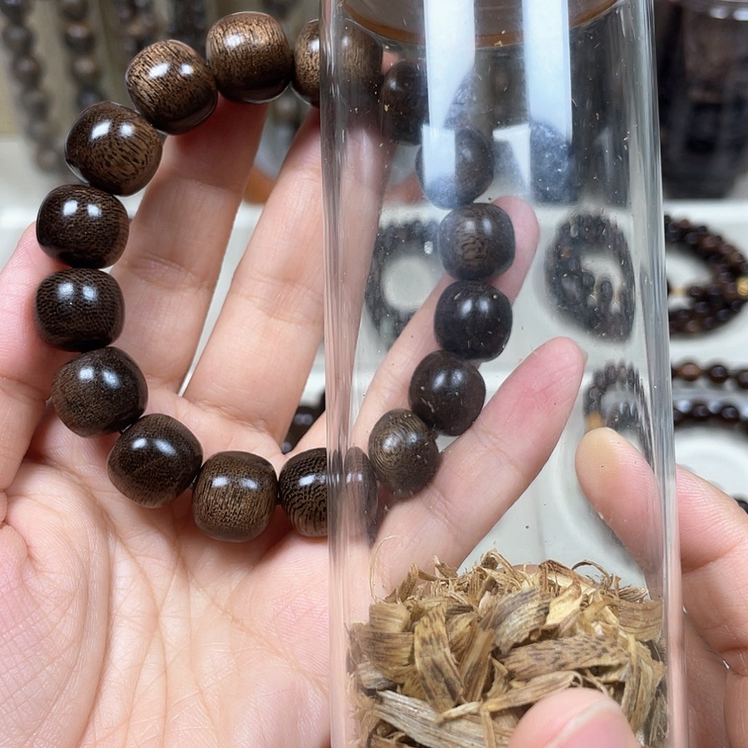 沉香碎屑沉香1****电+越南芽庄白奇楠留疤料1.4