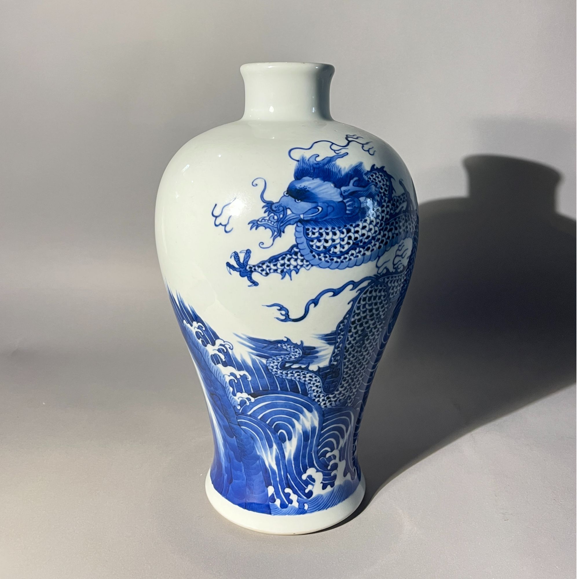 青花龙纹梅瓶   