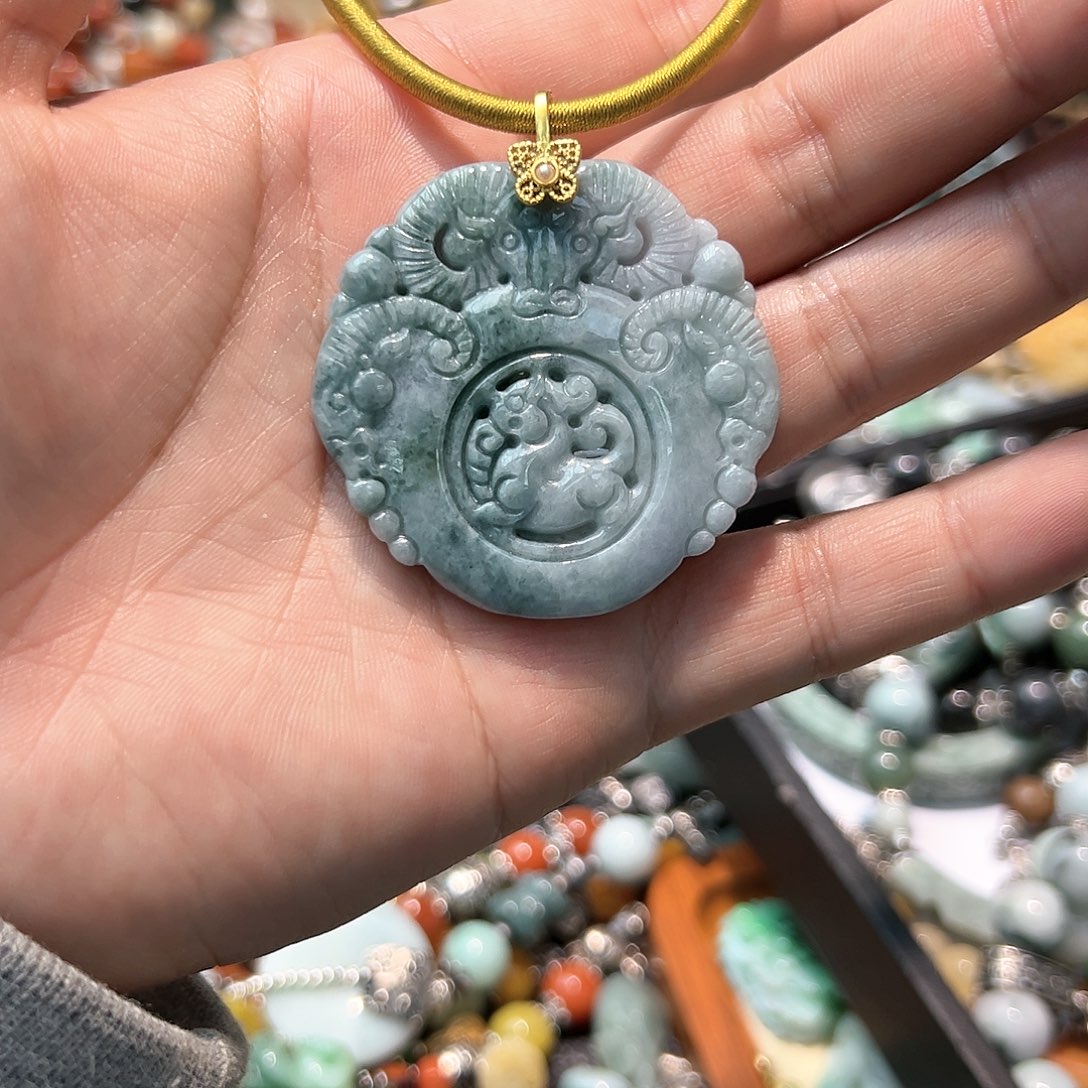 翡翠颈饰未镶嵌吊坠