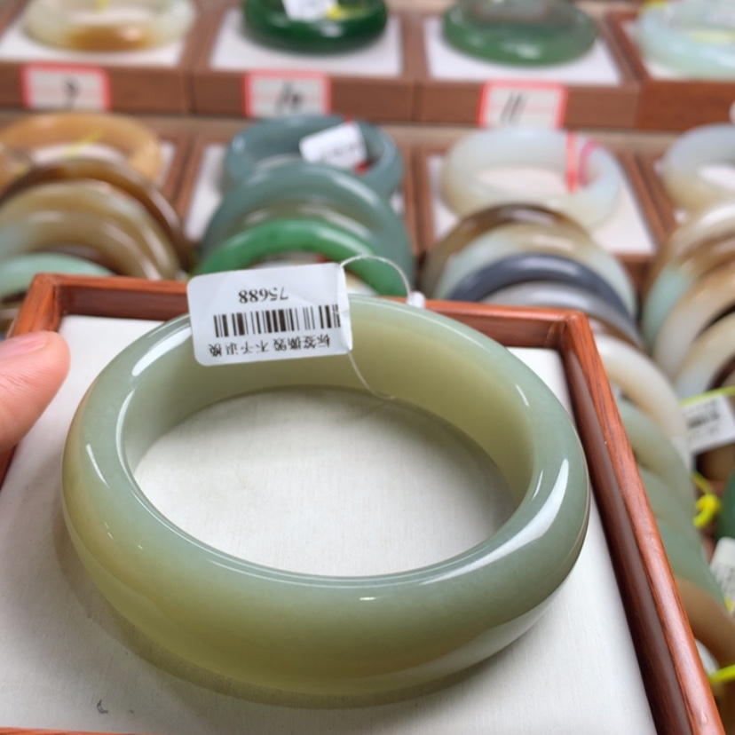 【闪购商品】和田玉手镯未镶嵌57
