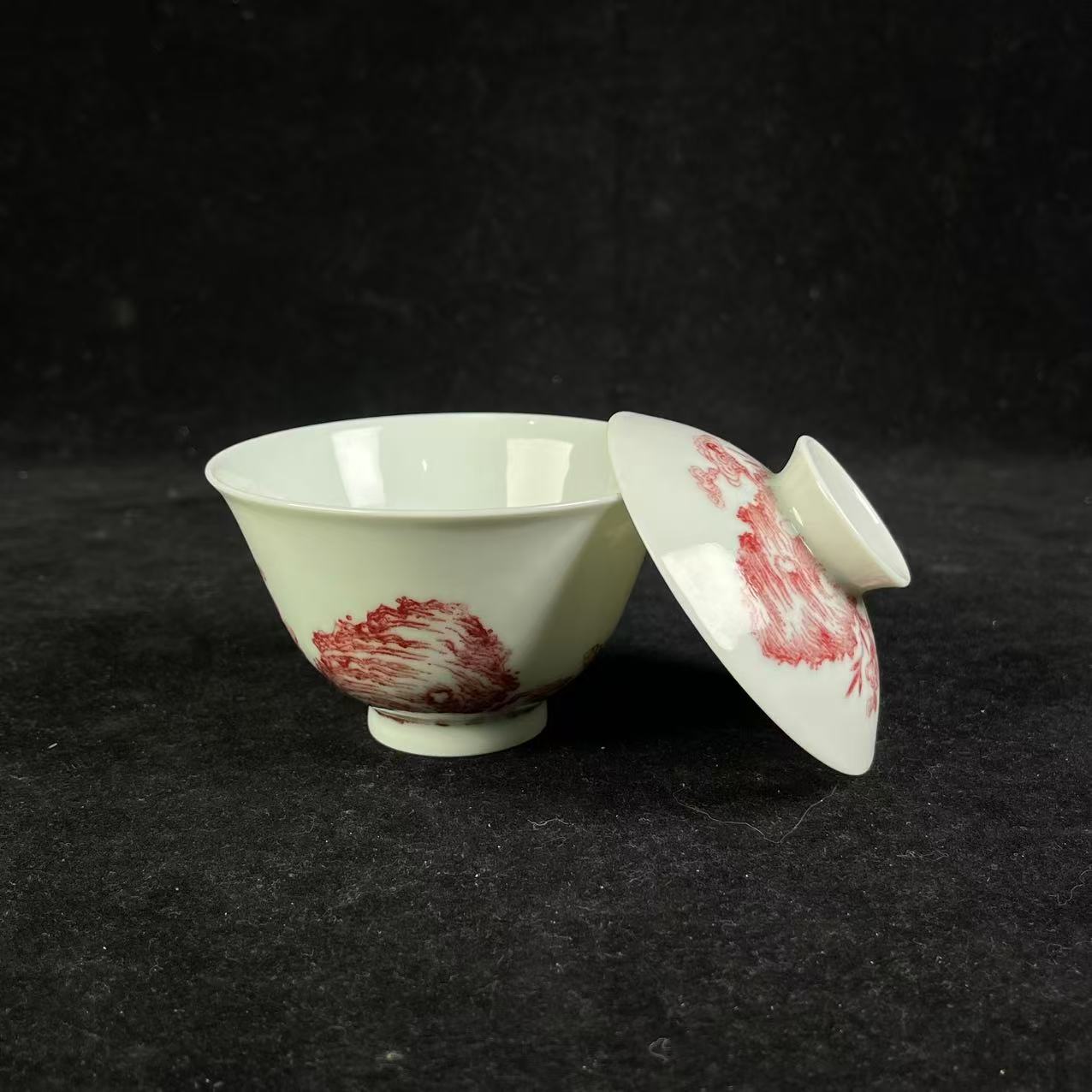 M釉里红洞石花卉纹盖碗