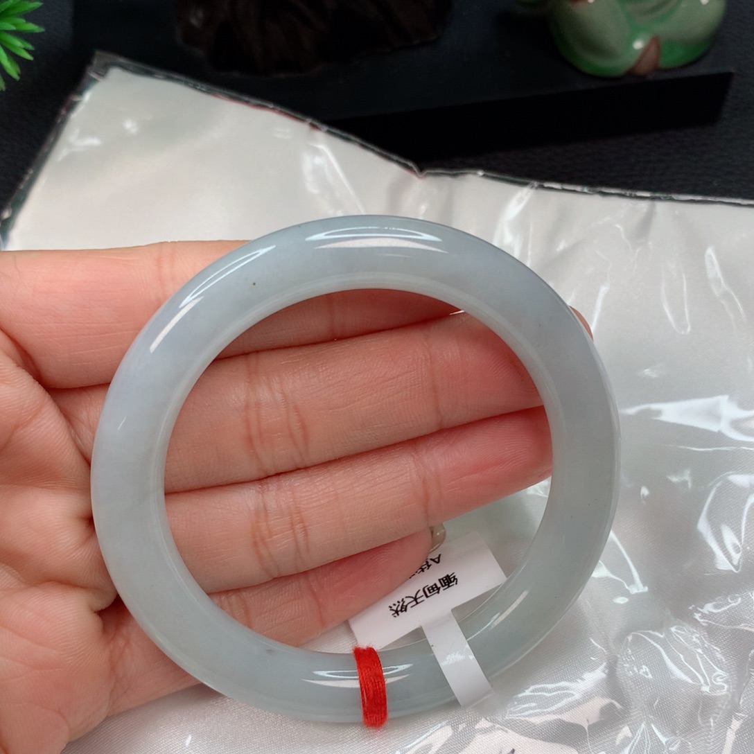 翡翠手镯未镶嵌…………