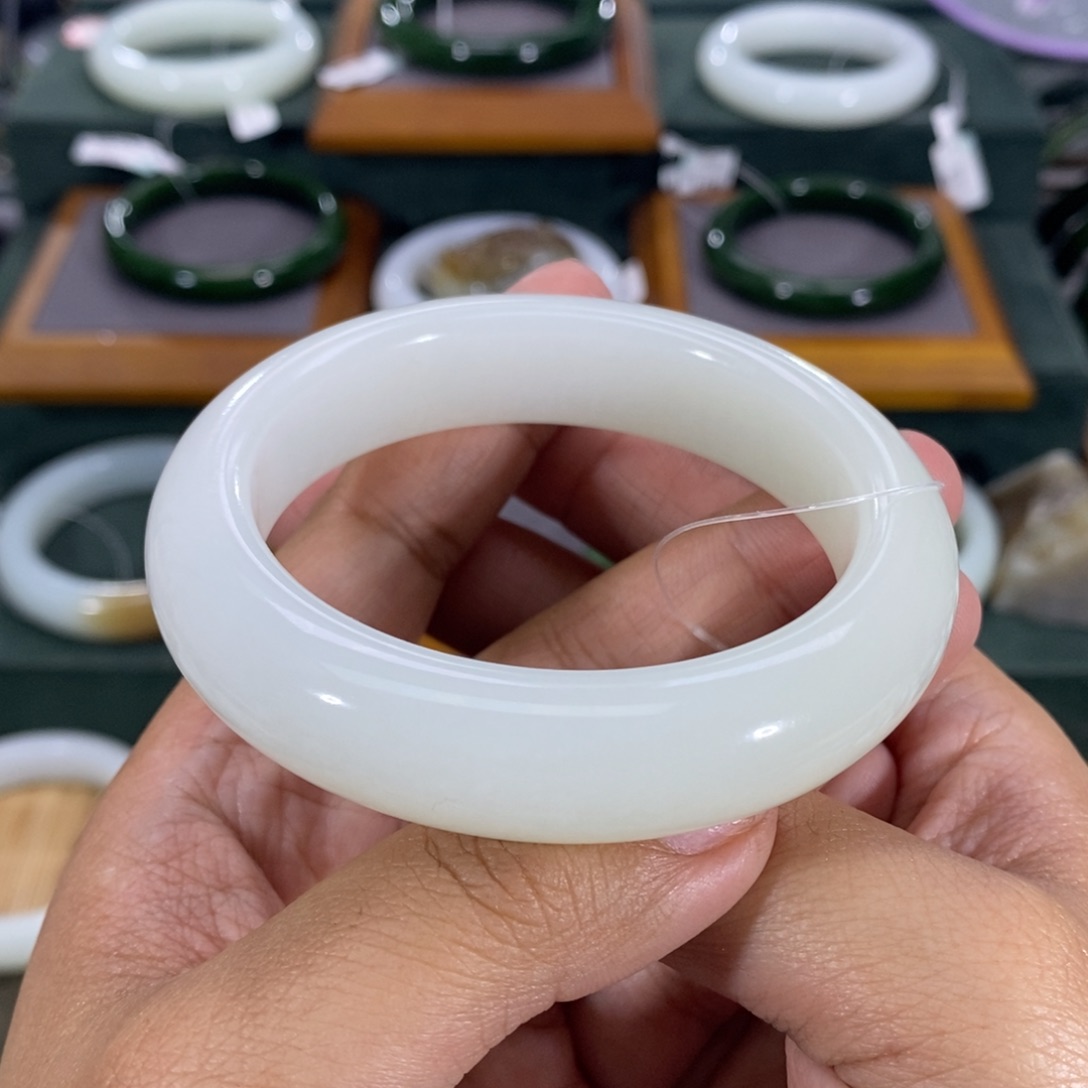 和田玉手镯未镶嵌