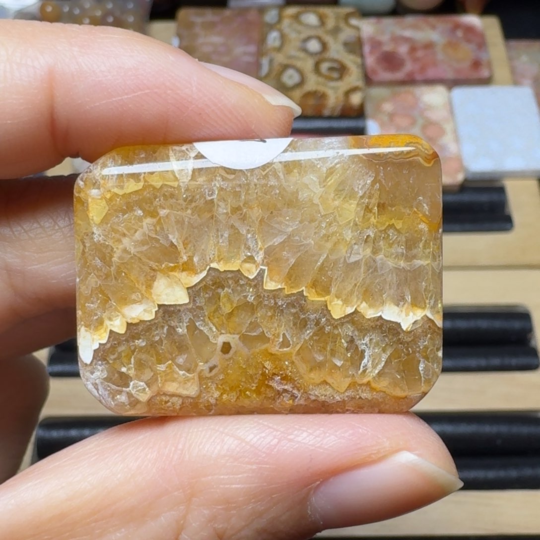 石英质玉冻土层里的水 晶，炸炸的未镶嵌