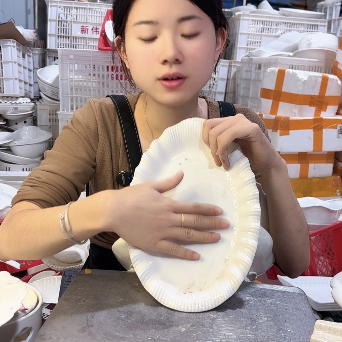 盘微瑕产品………浪花鱼盘一个