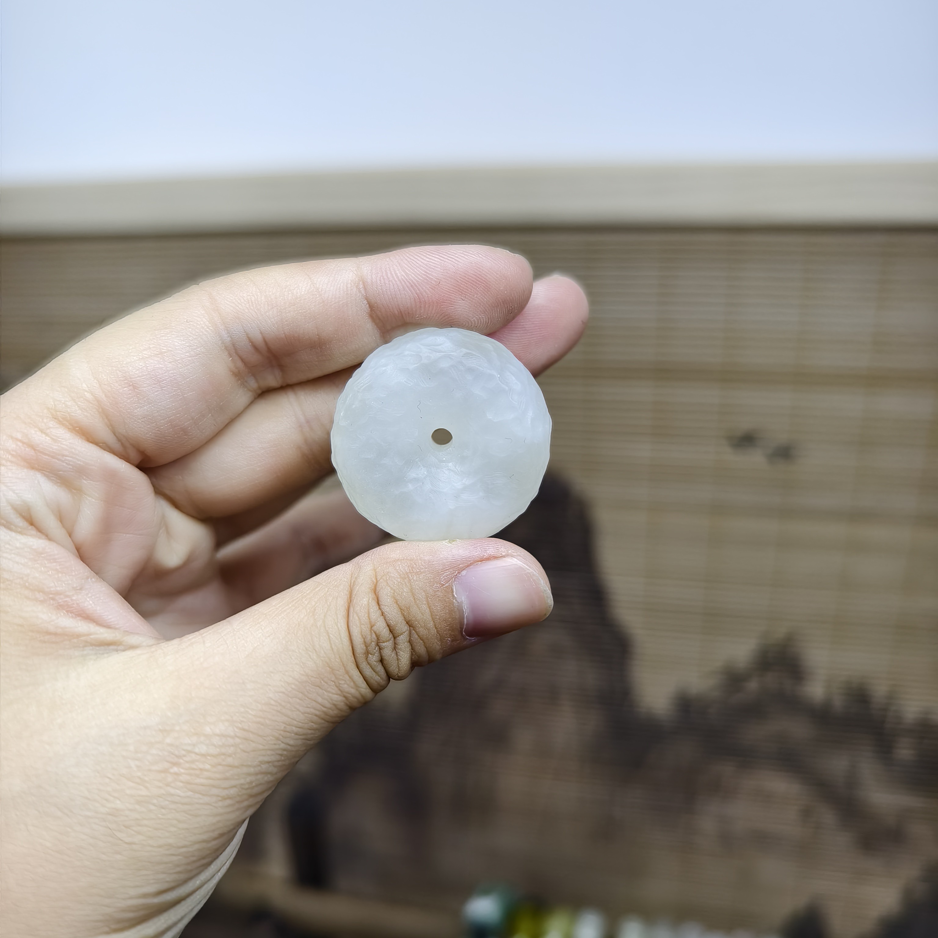 纯天然岫玉手工雕刻复古锤纹白冰飘花平安扣
