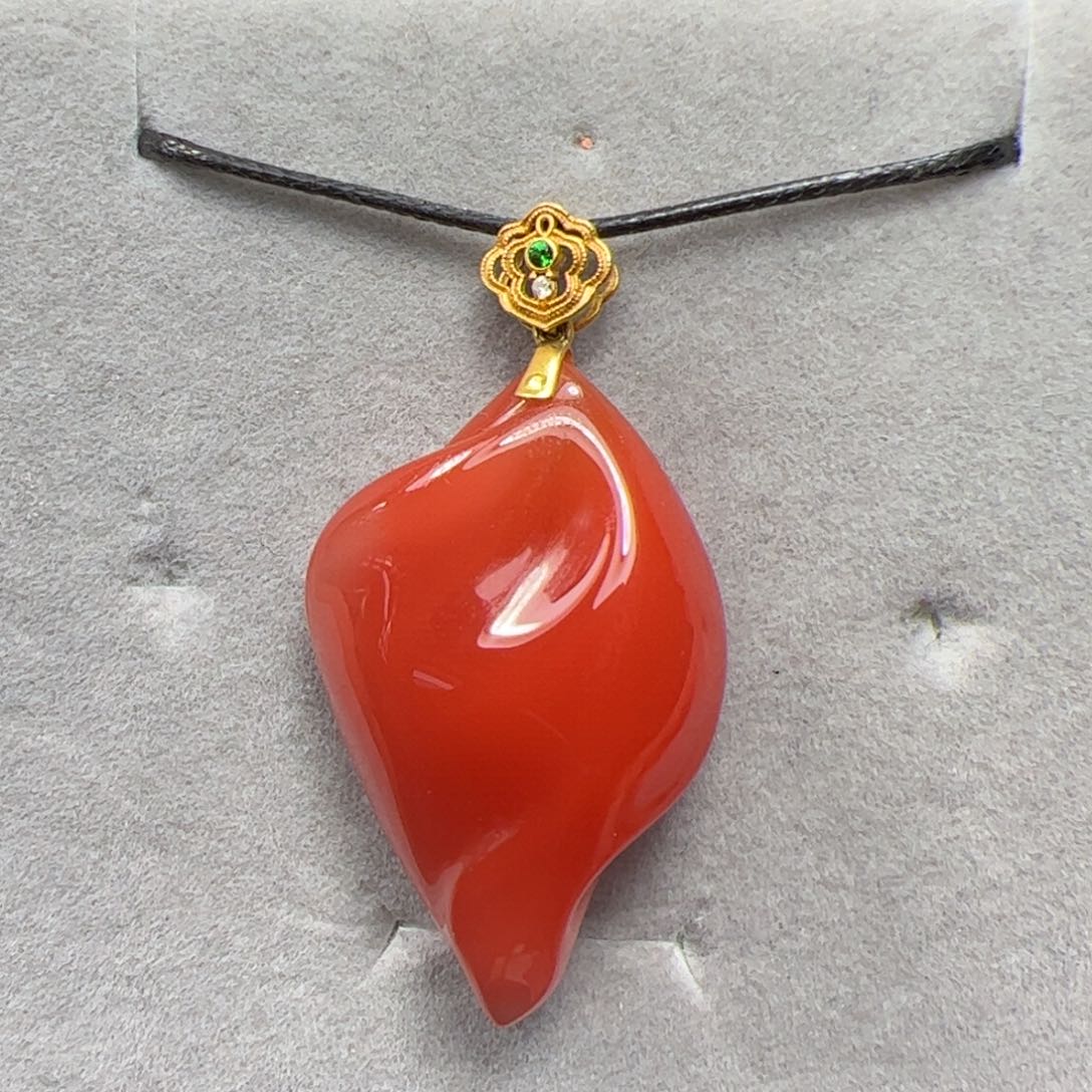 南红玛瑙吊坠18K金镶嵌小****?