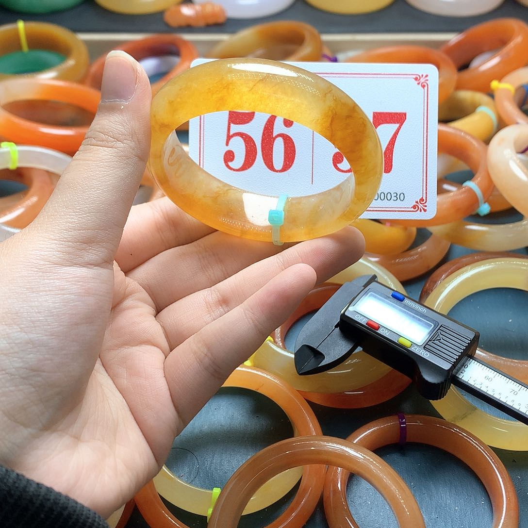 未镶嵌石英质玉（黄龙玉）手镯