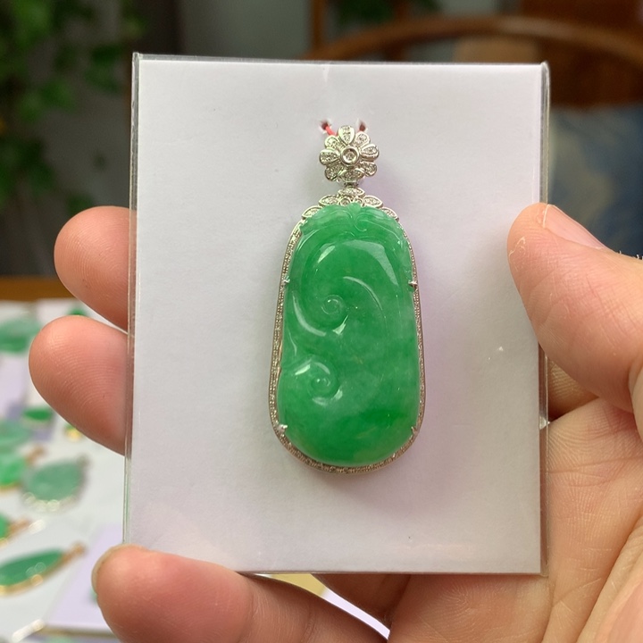 翡翠18K金镶嵌颈饰翡翠吊坠