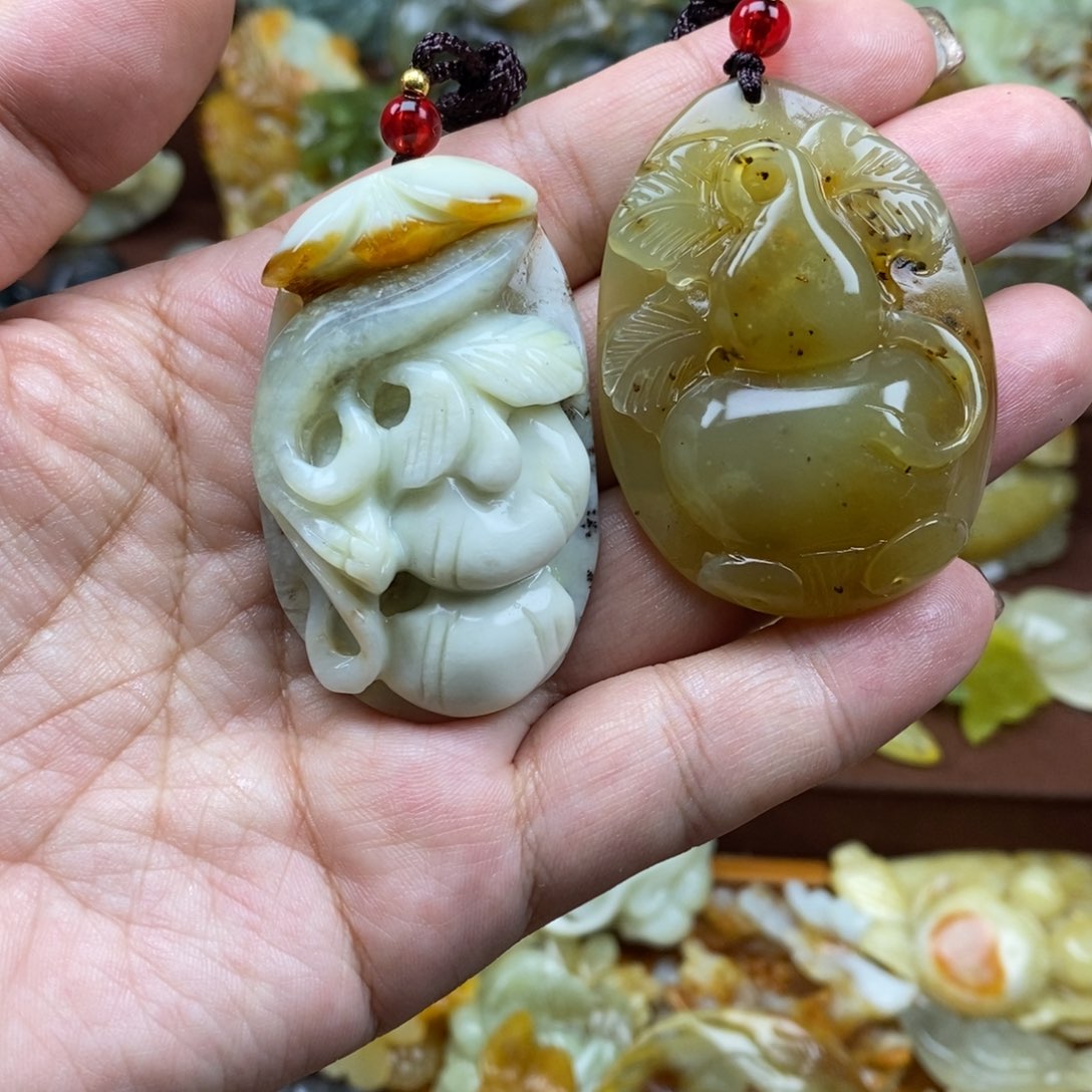 蛇纹石玉未镶嵌吊坠(赠链)