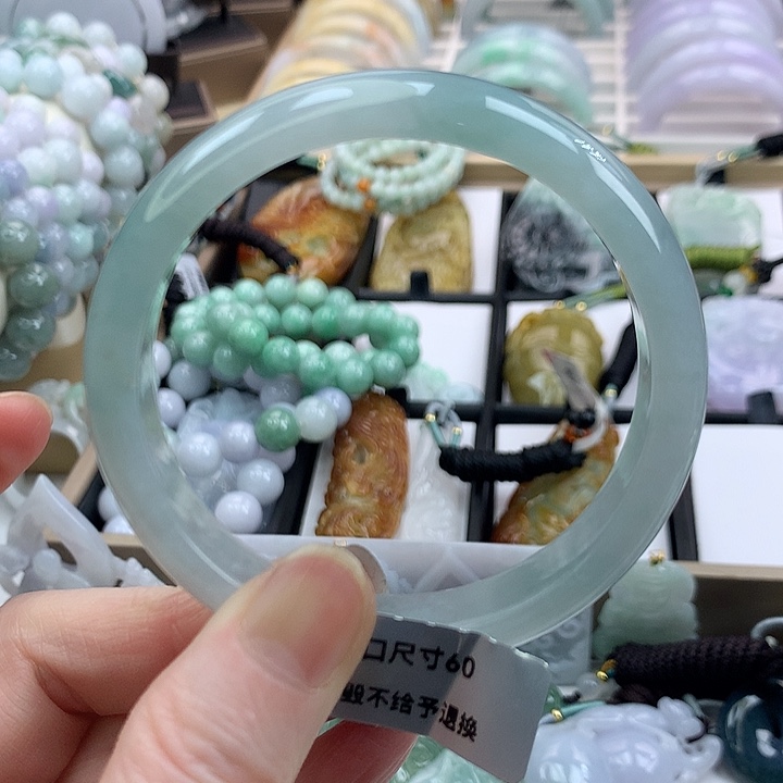 翡翠手镯未镶嵌吊坠