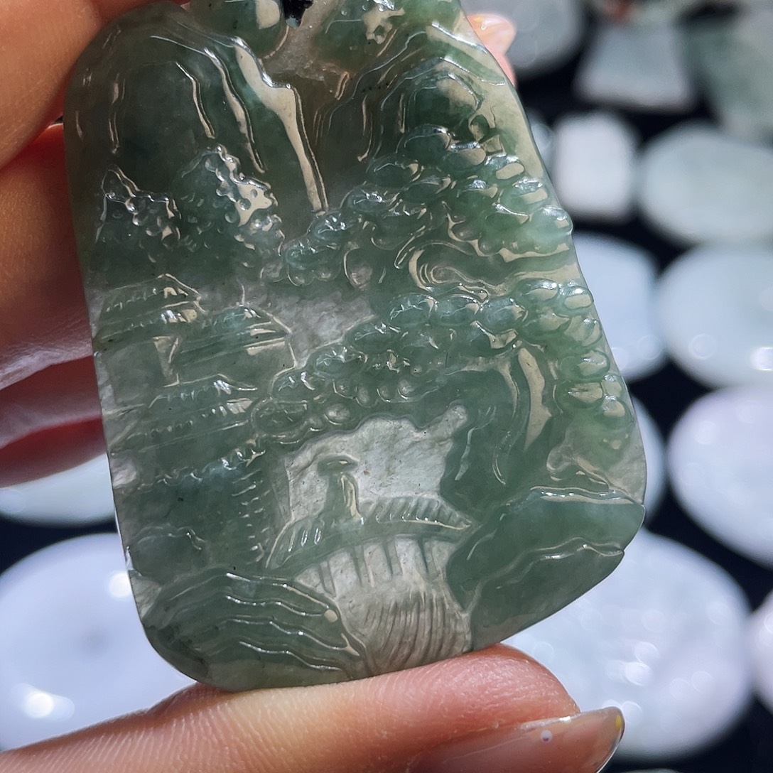 翡翠未镶嵌颈饰山水