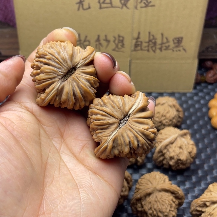 西***王文玩核桃吊坠楼子