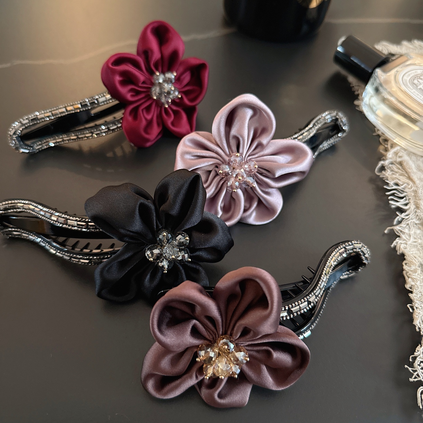 jioli/椒莉高级感布艺花朵水钻懒人夹气质后脑勺盘发鸭嘴夹一字夹