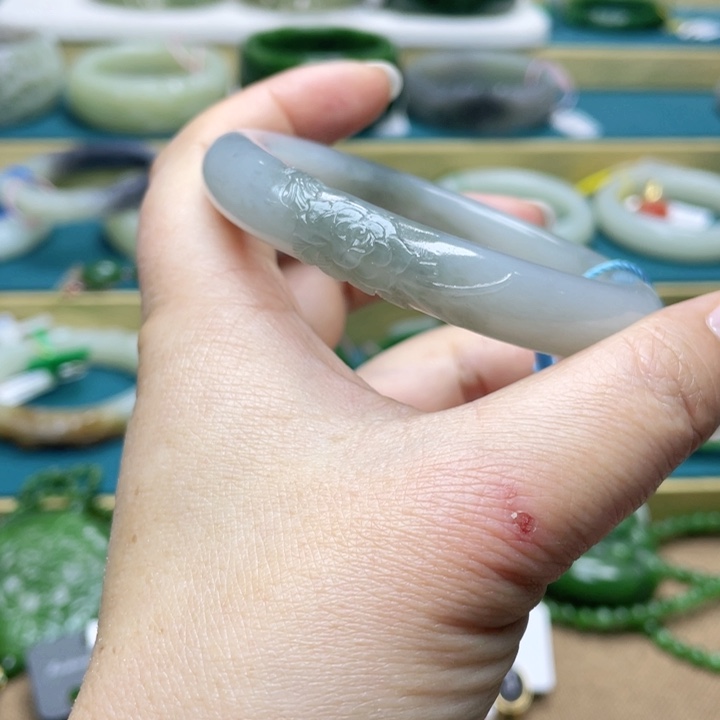 和田玉手镯58圈口。编号77未镶嵌