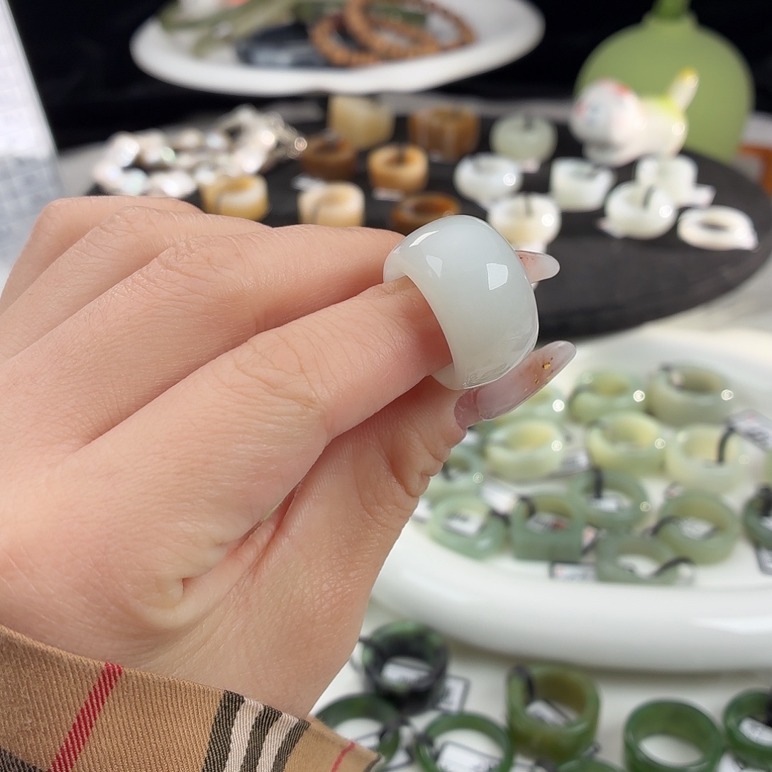 珺***呐和田玉未镶嵌戒指S151俄白馒头17.3 拍4单