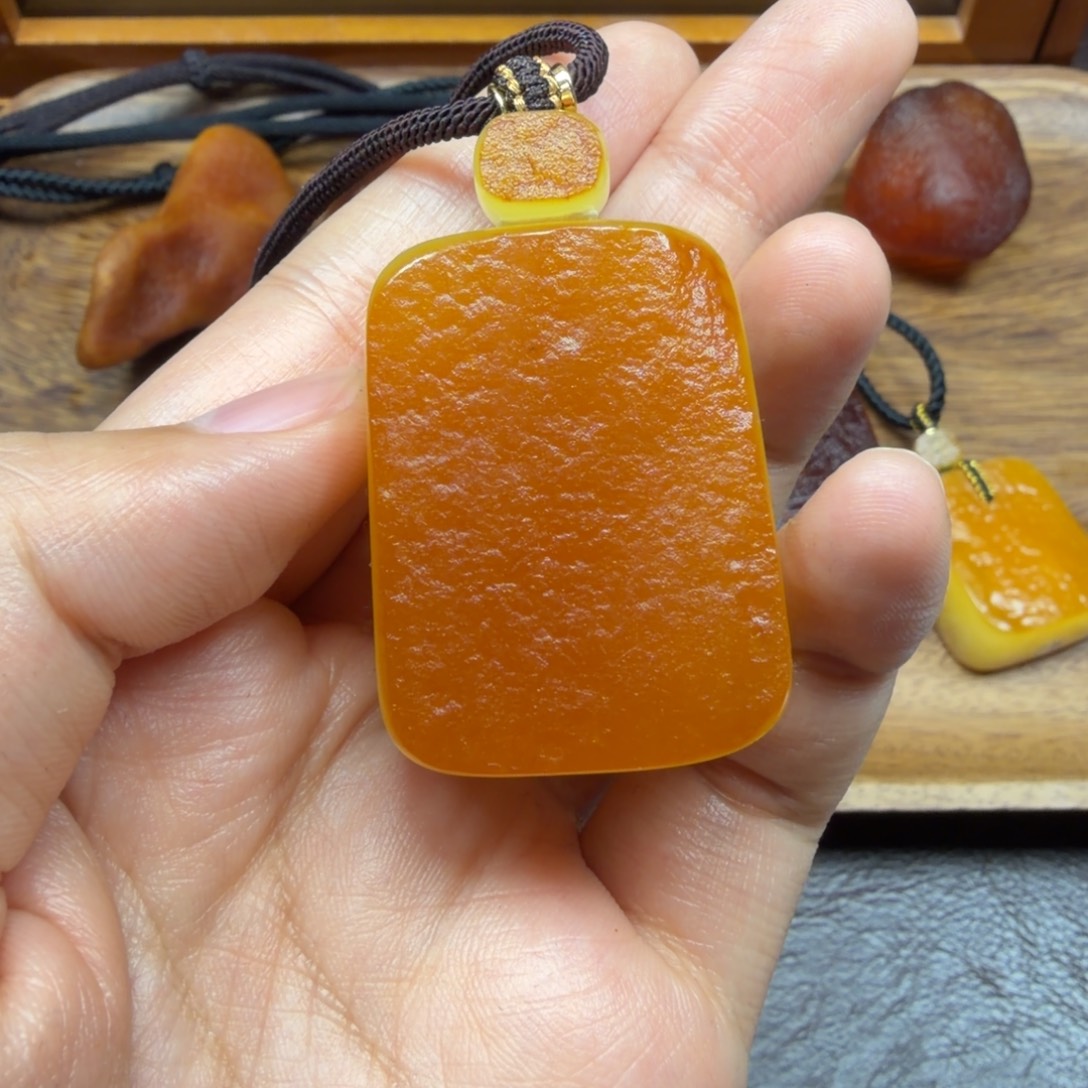 琥珀未镶嵌吊坠(赠链)