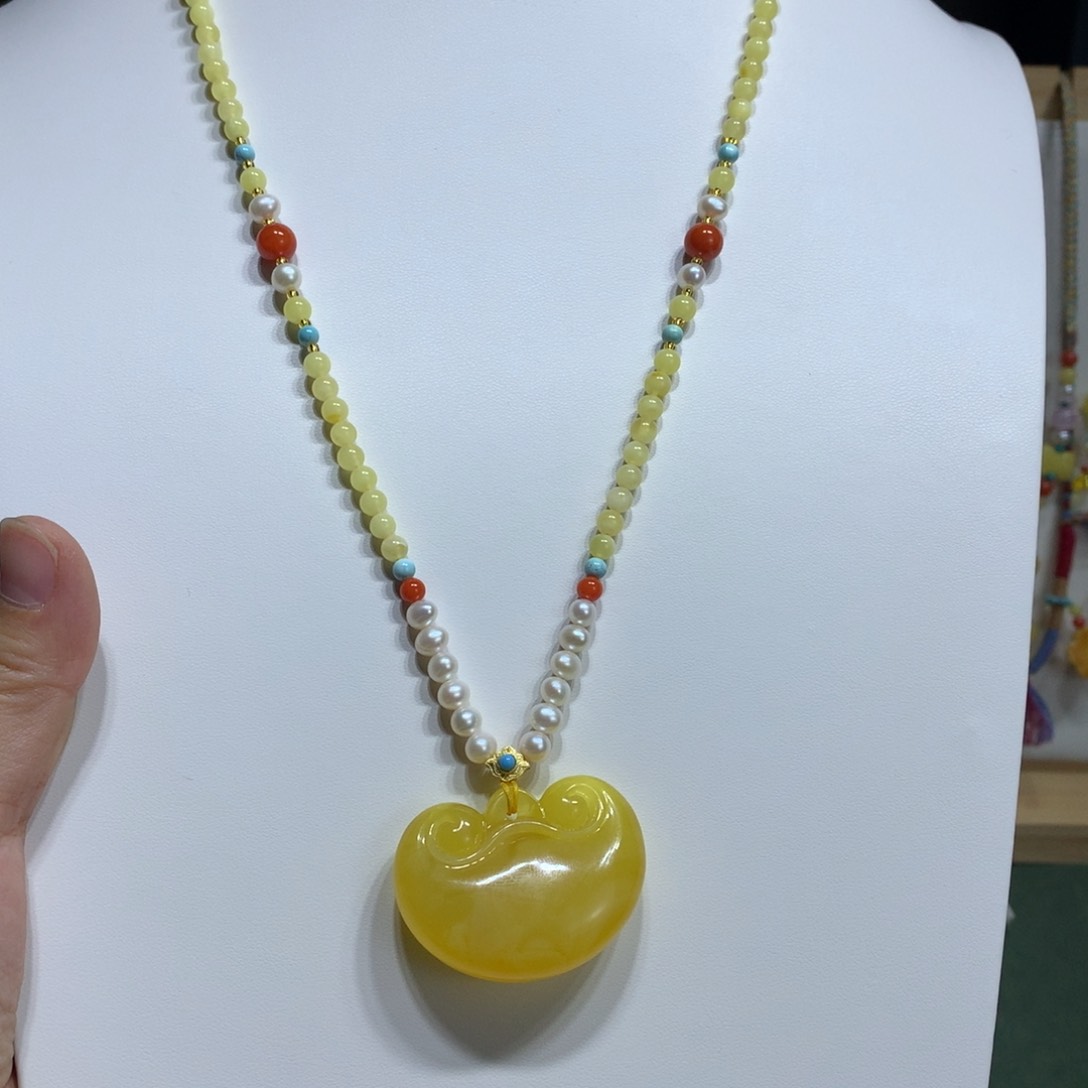 蜜蜡颈饰未镶嵌如意