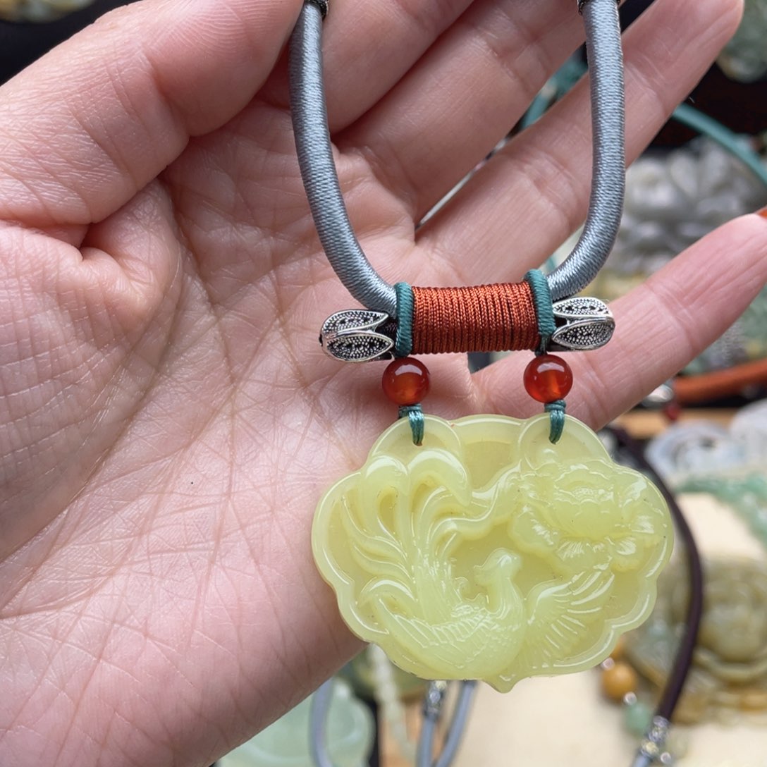 蛇纹石玉颈饰未镶嵌麦**夫