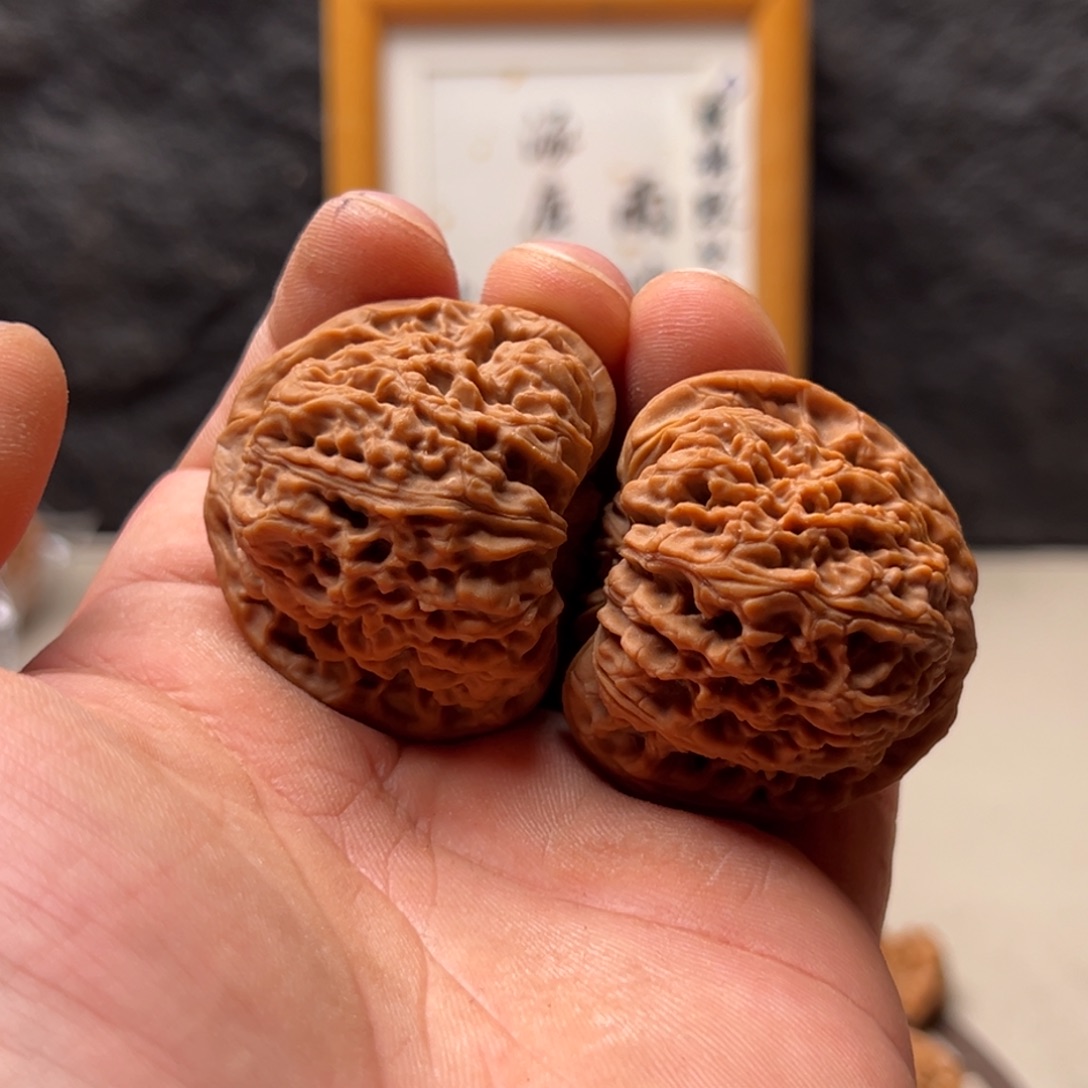 徒***行文玩核桃把件南疆43.5微色差黄线