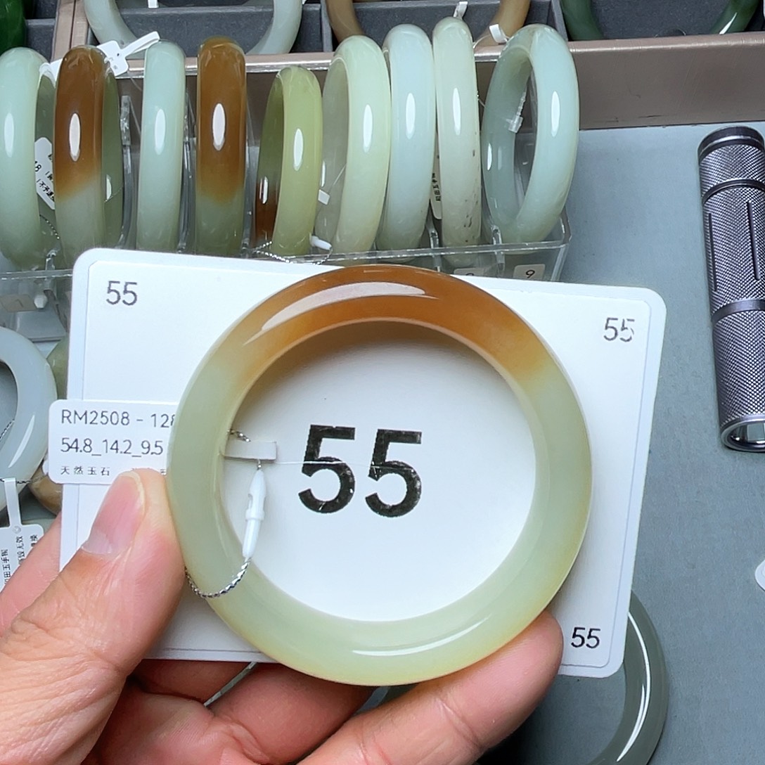 五***儿和田玉未镶嵌手镯