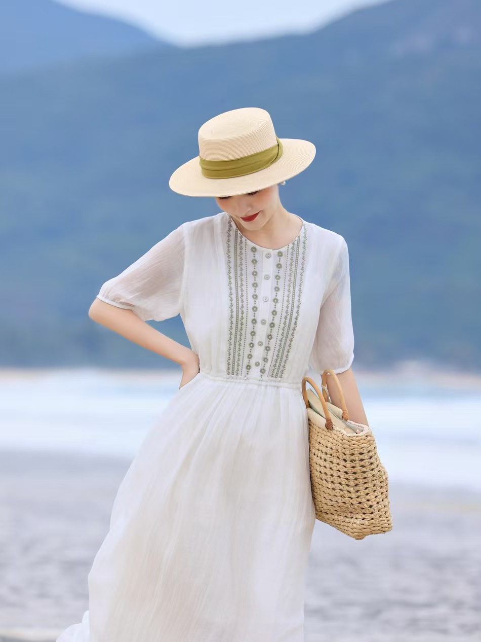 2528#夏新款 白色飘逸细棉麻加捻刺绣短五分袖系带大码显瘦连衣裙