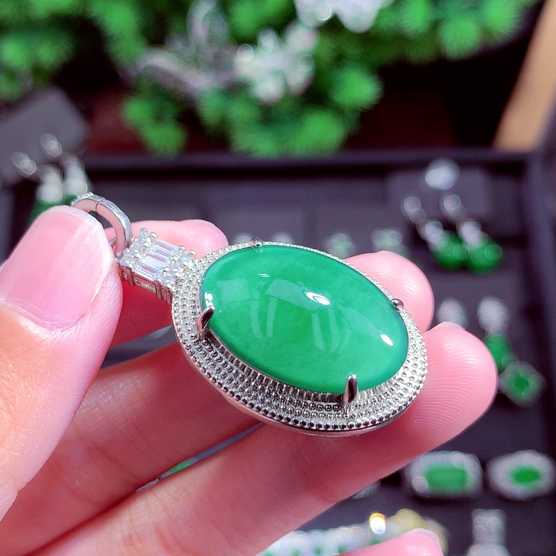 颈饰未镶嵌翡翠天然