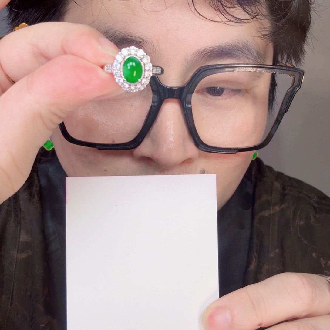 翡翠未镶嵌颈饰一件