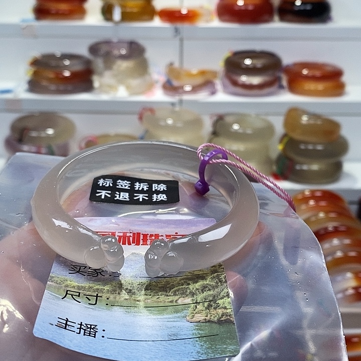 玛瑙/玉髓未镶嵌手镯雕刻祥云