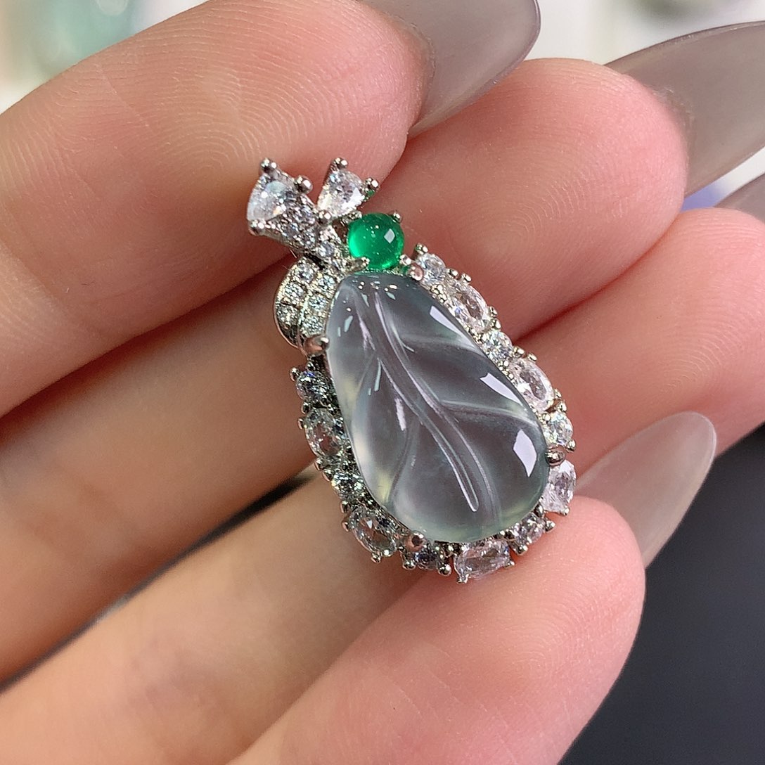 翡翠未镶嵌颈饰3、