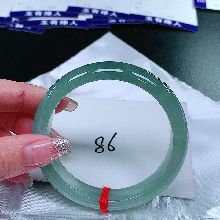 翡翠手镯未镶嵌翡翠手镯未镶嵌