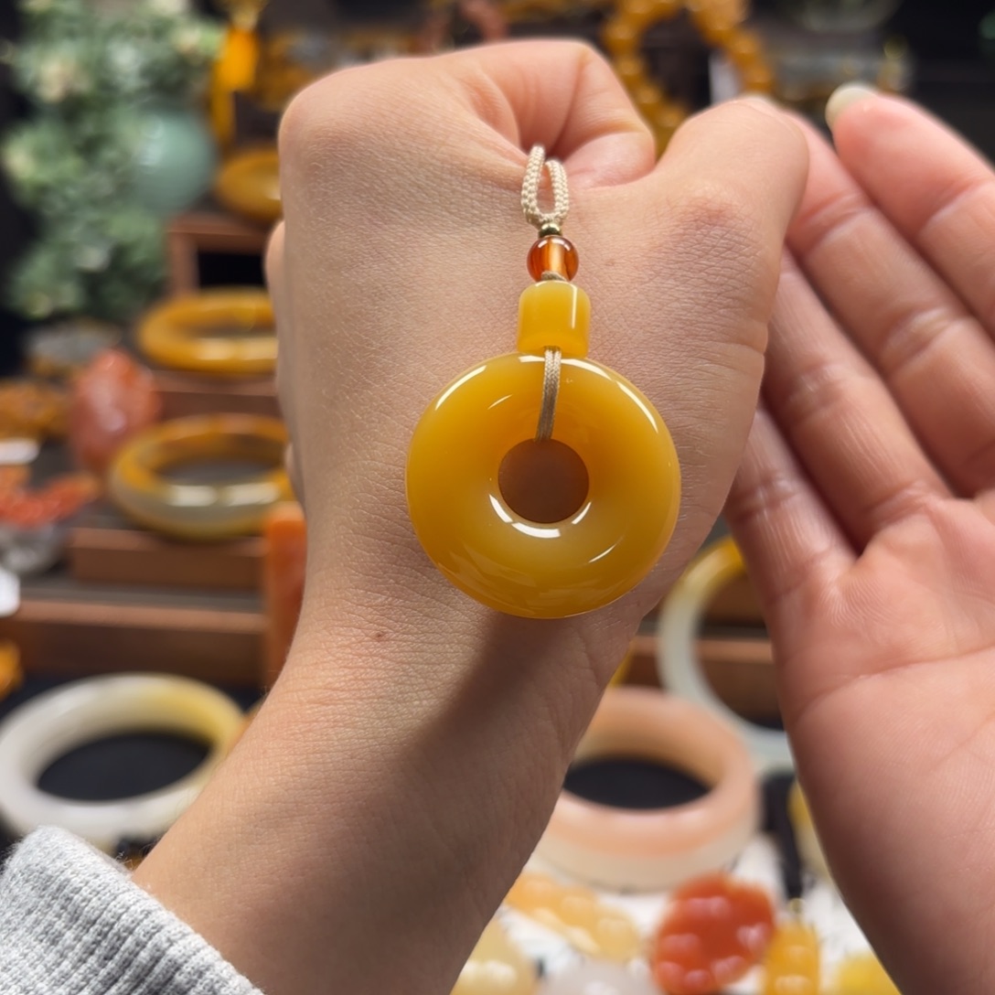 萬***意石英质玉（黄龙玉）未镶嵌颈饰